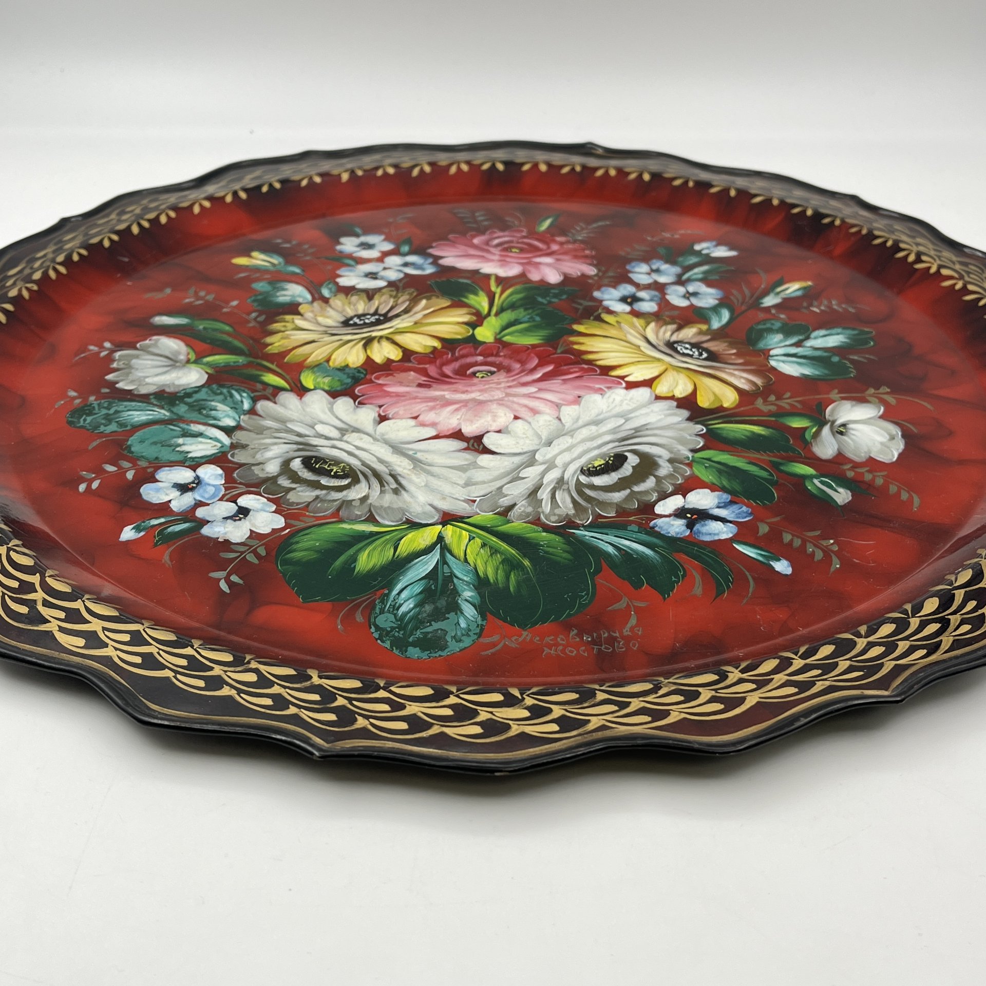 Поднос круглой формы с цветочным декором, с подписью автора, металл, роспись, Жостовская фабрика декоративной росписи, Российская Федерация, 1990-2010 гг.