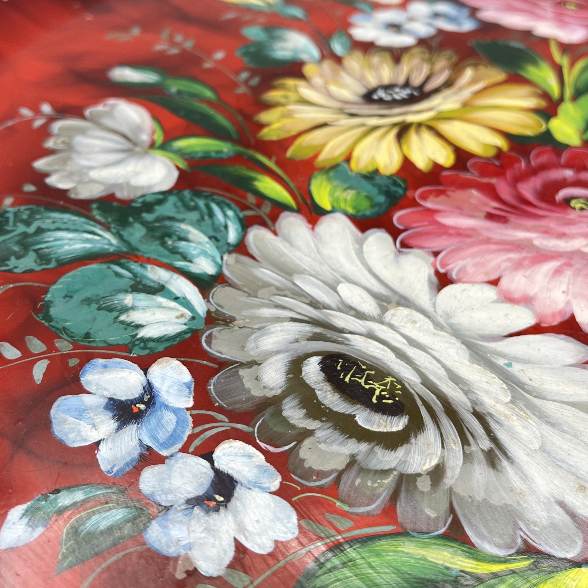 Поднос круглой формы с цветочным декором, с подписью автора, металл, роспись, Жостовская фабрика декоративной росписи, Российская Федерация, 1990-2010 гг.