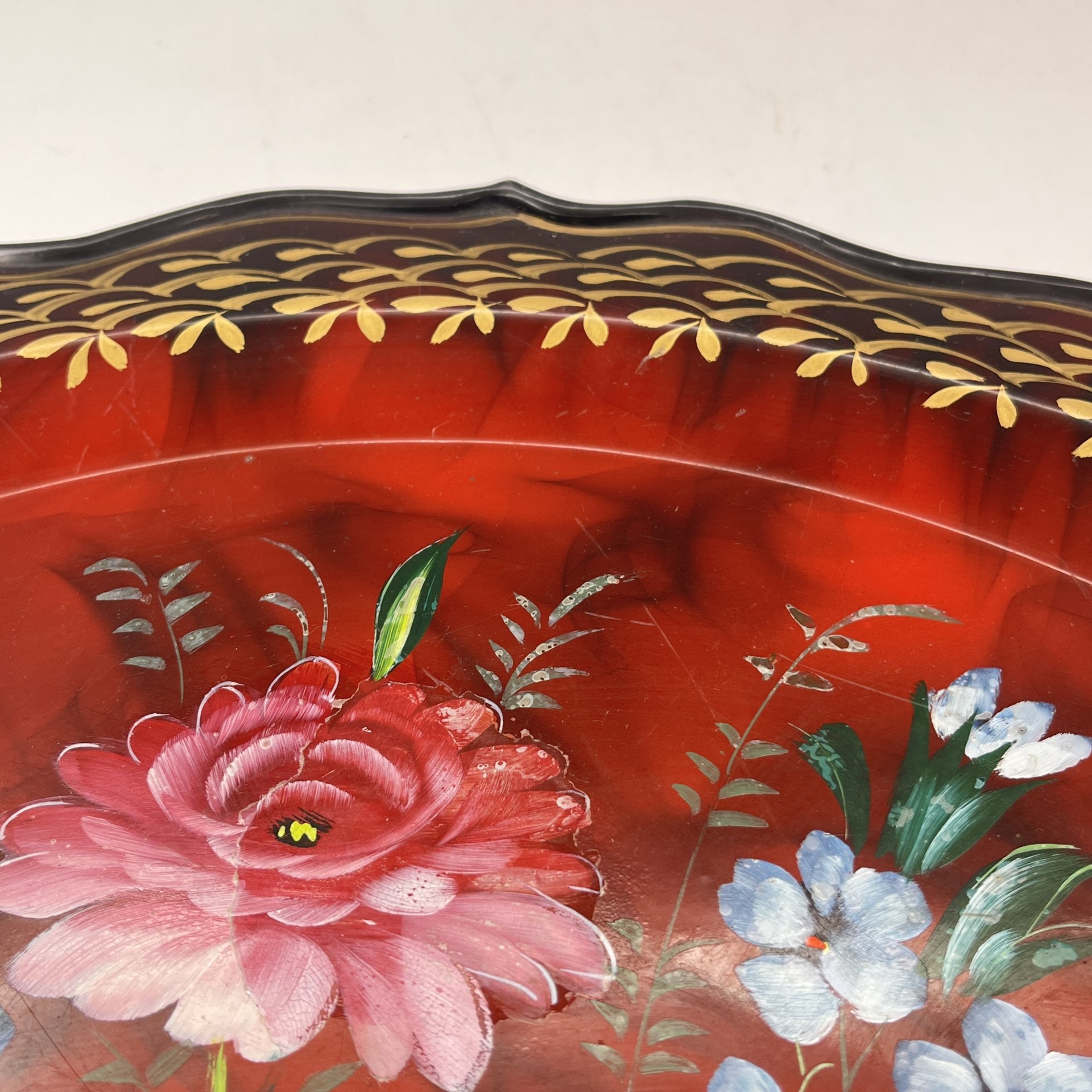 Поднос круглой формы с цветочным декором, с подписью автора, металл, роспись, Жостовская фабрика декоративной росписи, Российская Федерация, 1990-2010 гг.