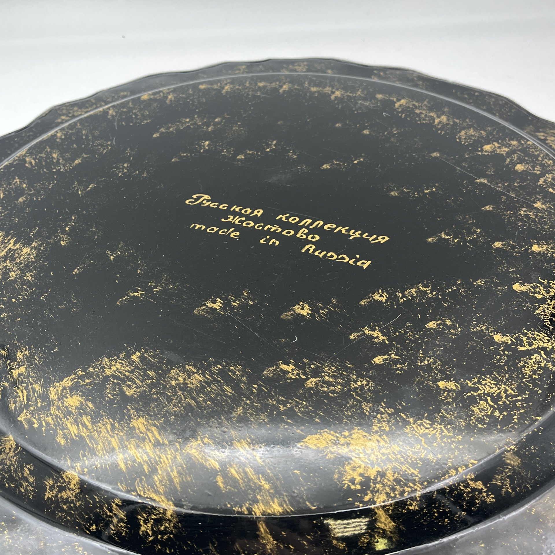 Поднос круглой формы с цветочным декором, с подписью автора, металл, роспись, Жостовская фабрика декоративной росписи, Российская Федерация, 1990-2010 гг.