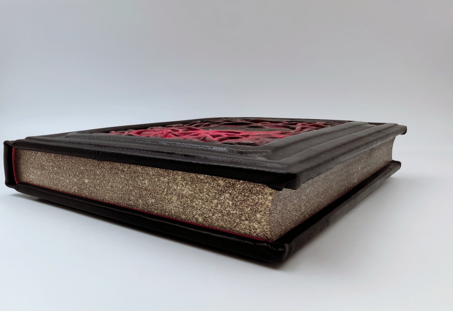 М. А. Булгаков "Мастер и Маргарита" подарочное издание, кожаный переплет, авторская ручная работа, бумага, Российская Федерация, 2025 г.