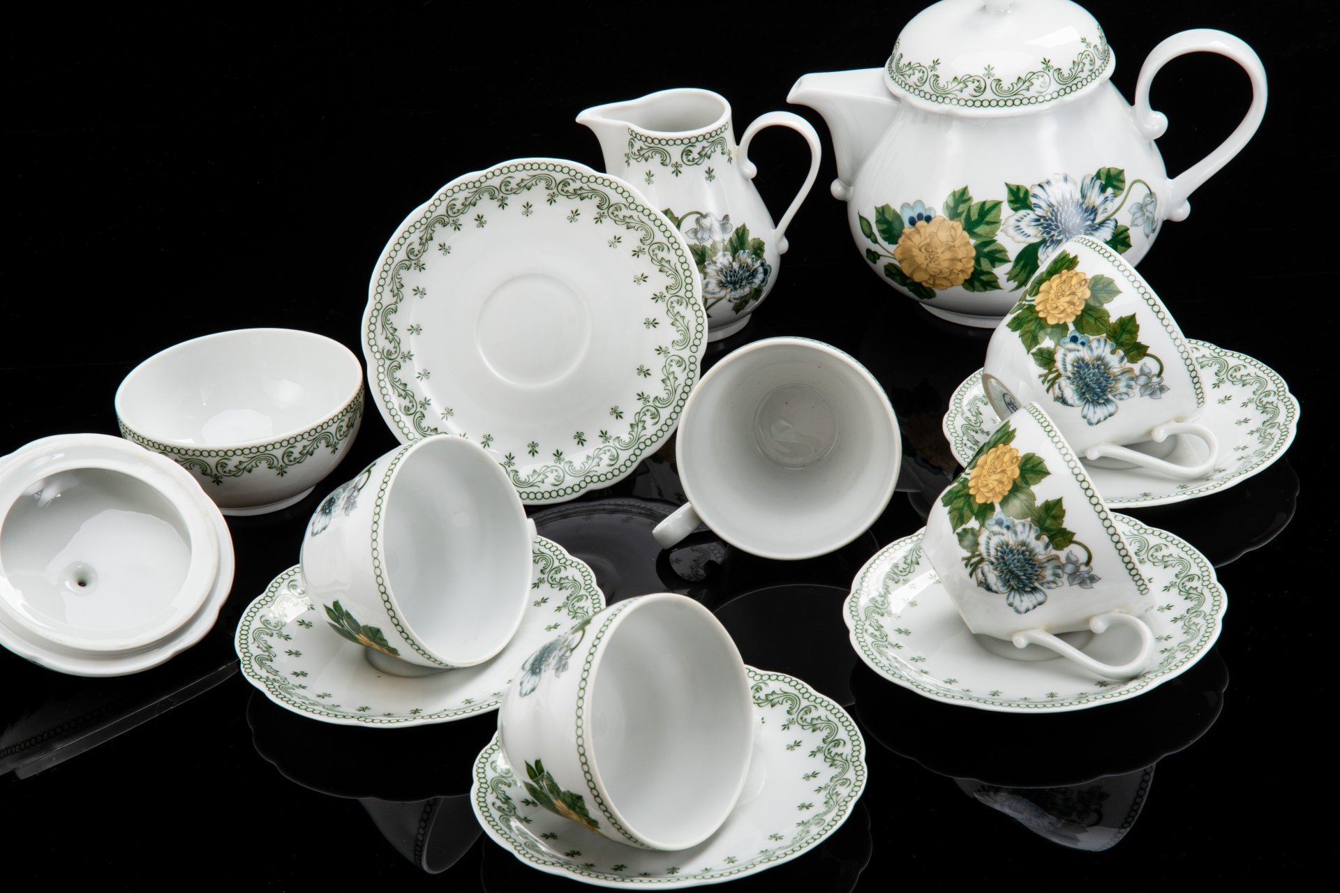 Сервиз чайный с цветочным декором  на 5 персон (13 предметов)