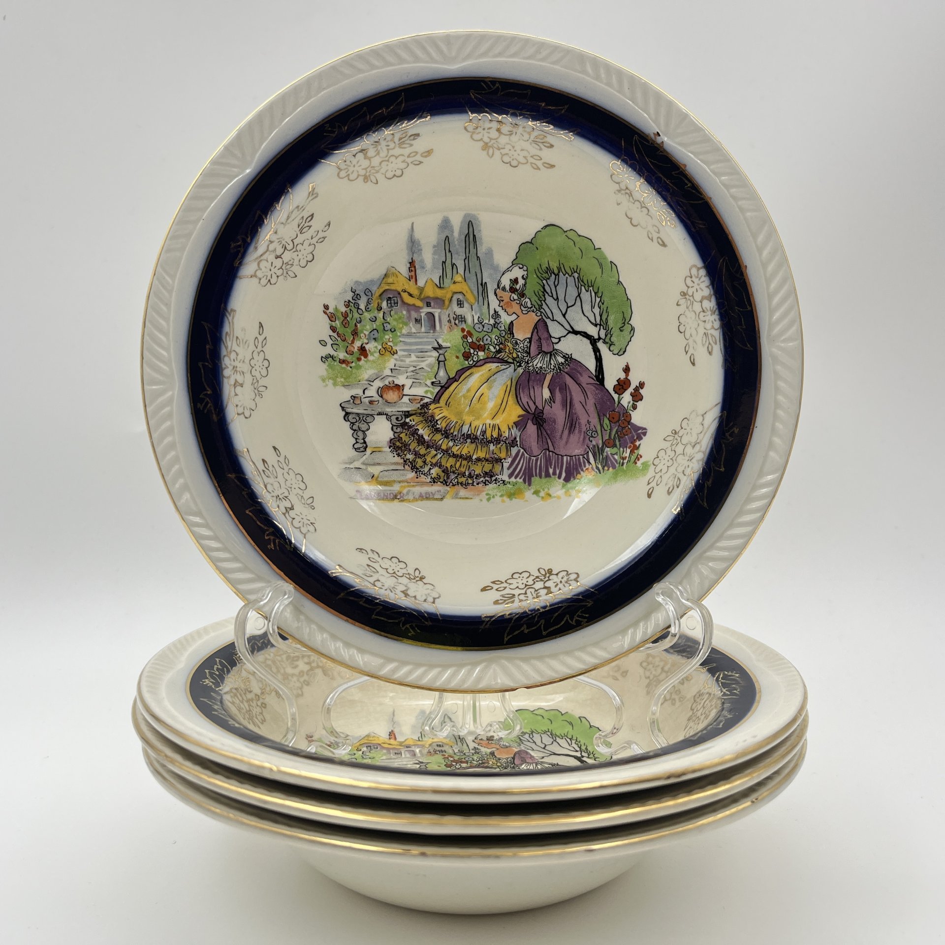 Набор из 4-х суповых тарелок (пиал), украшенных изображением дамы в саду, Winterton Pottery (Longton), фаянс, деколь, золочение, Великобритания, 1949-1954 гг.