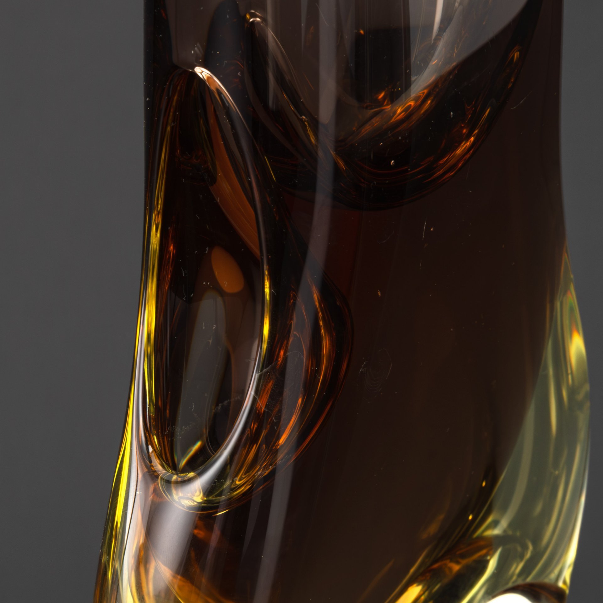 Ваза необычной формы, дизайнер Josef Cvrček, номер модели 70214/27, стекло, техника "Sommerso" (Соммерсо), Zelezny Brod Sklo (Железнобродский стекольный завод), Чехословакия, 1970-1980 гг.