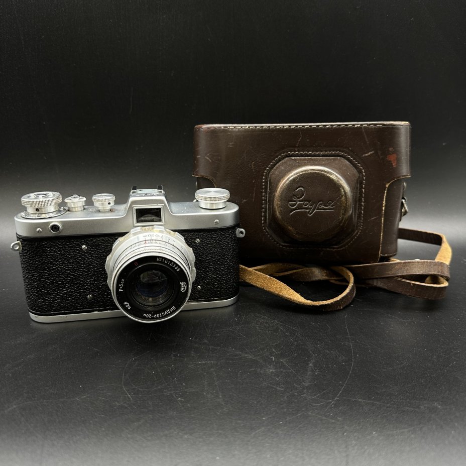 Фотоаппарат (нерабочий) "Заря" с объективом "Индустар-26М" 1:2,8 F=5 см, в оригинальном кофре, Харьковский машиностроительный завод им. Дзержинского (ФЭД)