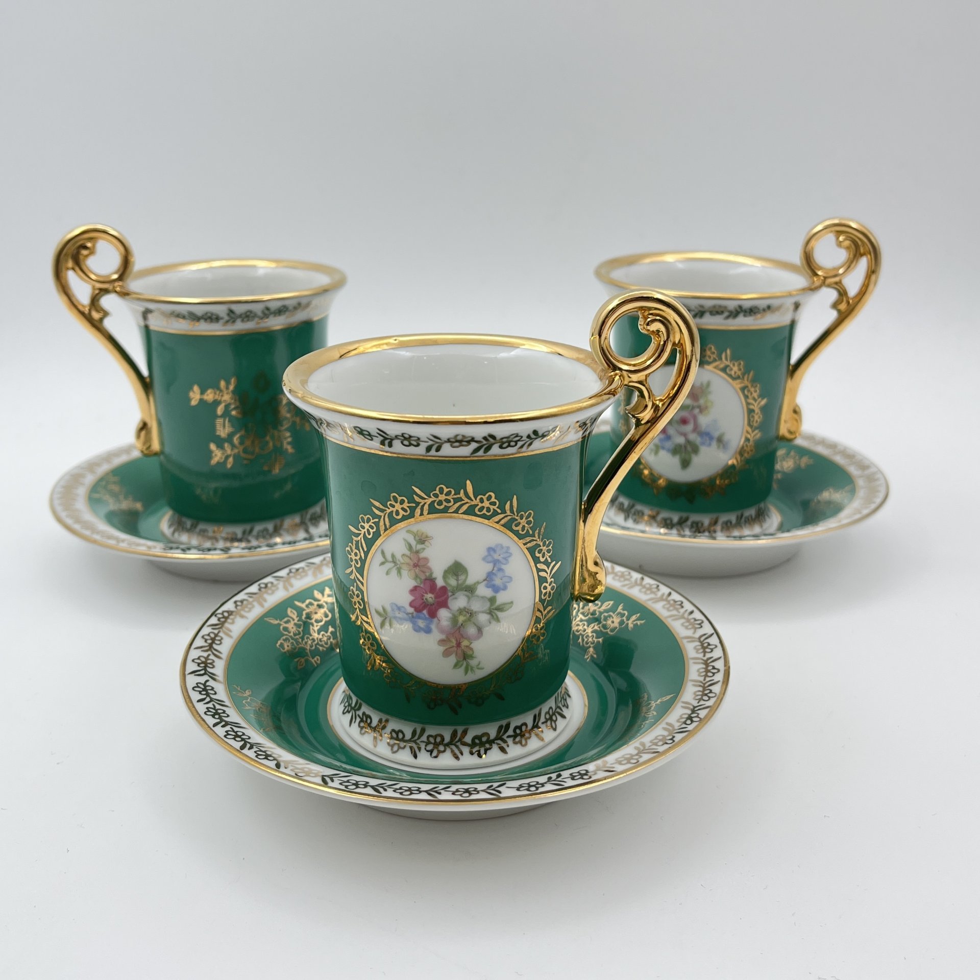 Набор из 3-х чайных  пар зеленого оттенка, украшенные цветочным декором в медальонах, фарфор, крытье, деколь, золочение, Spezial Eisenberg Porzellan (SEP), ГДР, 1973-1976 гг.