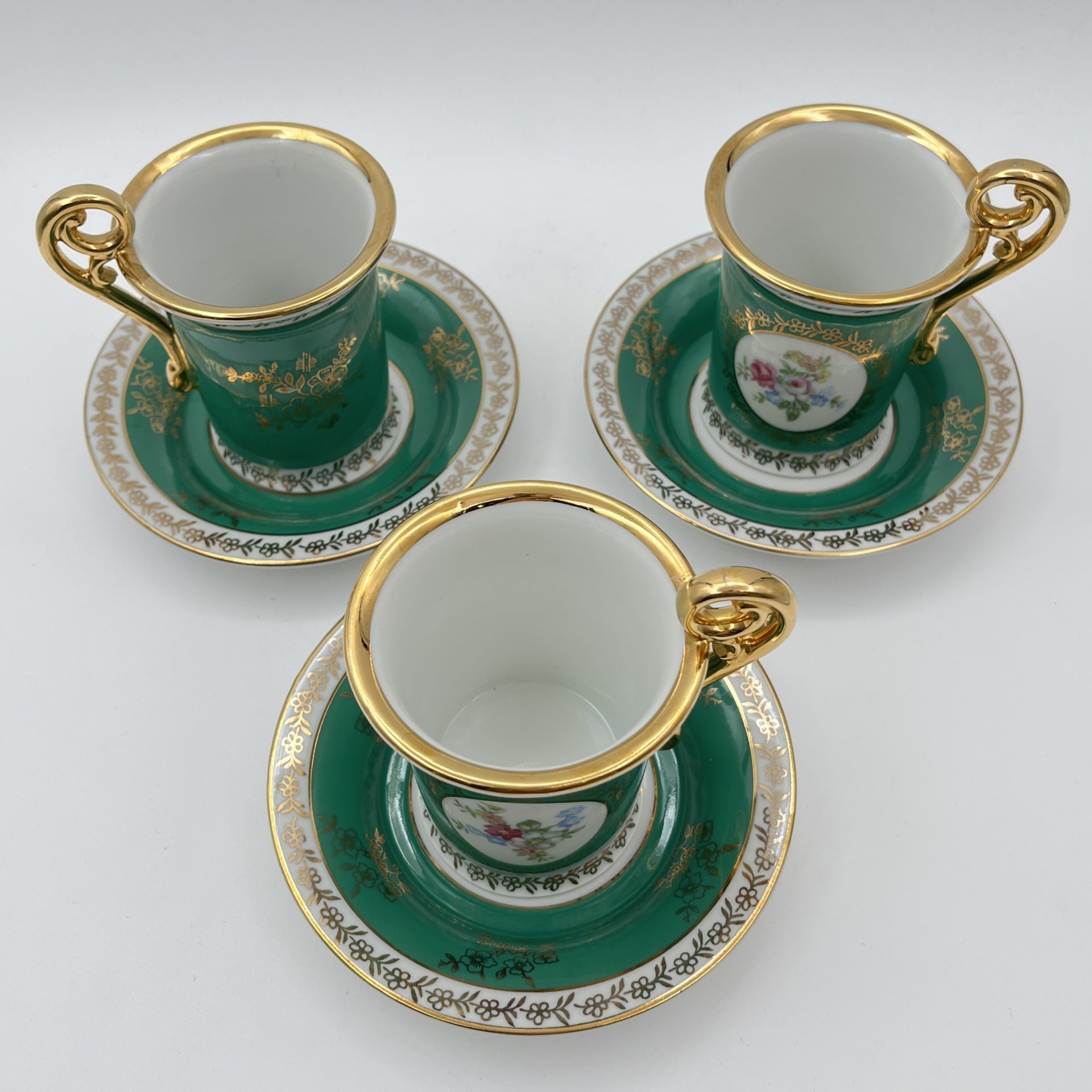 Набор из 3-х чайных  пар зеленого оттенка, украшенные цветочным декором в медальонах, фарфор, крытье, деколь, золочение, Spezial Eisenberg Porzellan (SEP), ГДР, 1973-1976 гг.