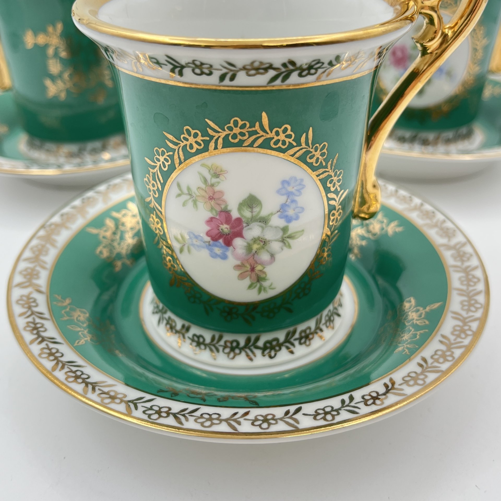 Набор из 3-х чайных  пар зеленого оттенка, украшенные цветочным декором в медальонах, фарфор, крытье, деколь, золочение, Spezial Eisenberg Porzellan (SEP), ГДР, 1973-1976 гг.
