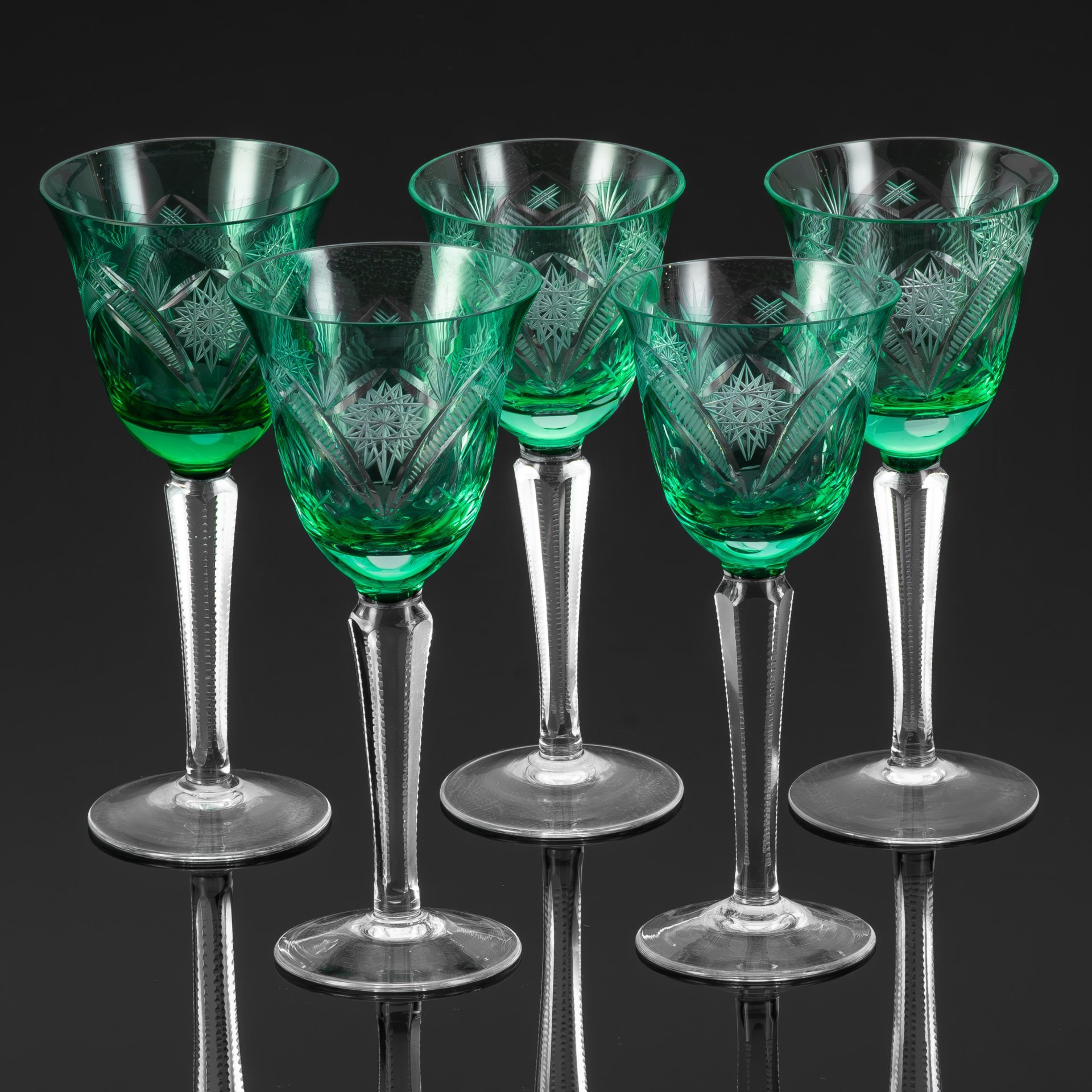 Набор из пяти бокалов зеленого оттенка колоколообразной формы, со звездчатым и растительным декором, хрусталь, нацвет, алмазная грань, Германия, 1970-1990 гг.