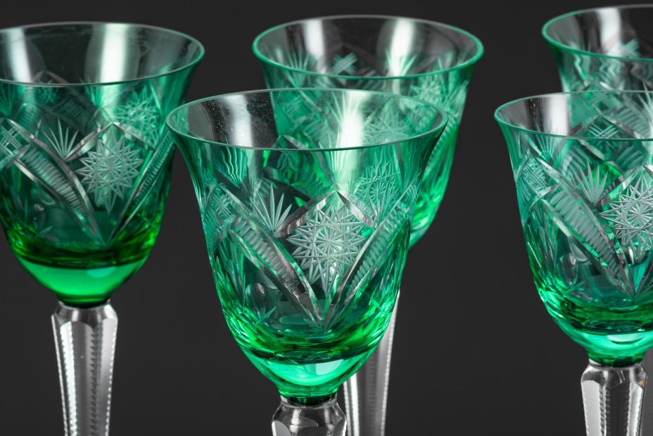 Набор из пяти бокалов зеленого оттенка колоколообразной формы, со звездчатым и растительным декором