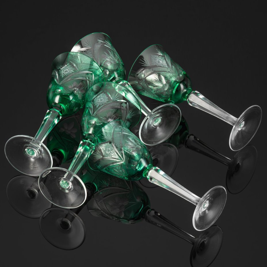 Набор из пяти бокалов зеленого оттенка колоколообразной формы, со звездчатым и растительным декором