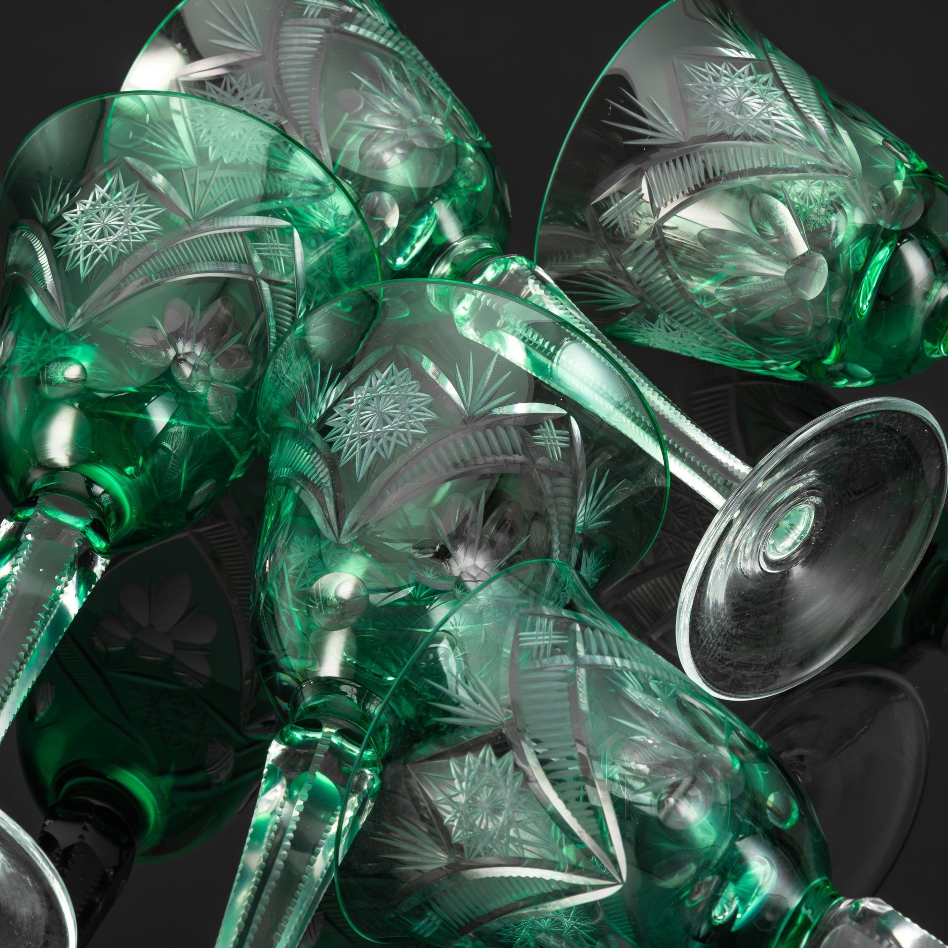 Набор из пяти бокалов зеленого оттенка колоколообразной формы, со звездчатым и растительным декором, хрусталь, нацвет, алмазная грань, Германия, 1970-1990 гг.