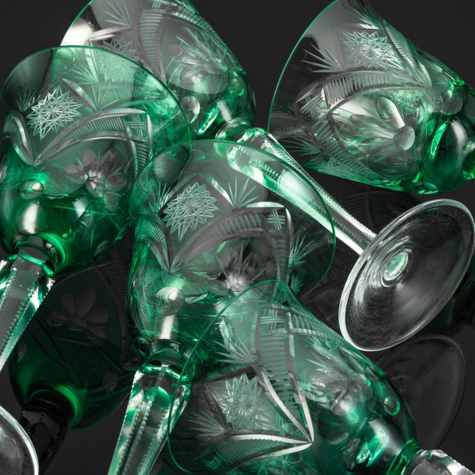 Набор из пяти бокалов зеленого оттенка колоколообразной формы, со звездчатым и растительным декором