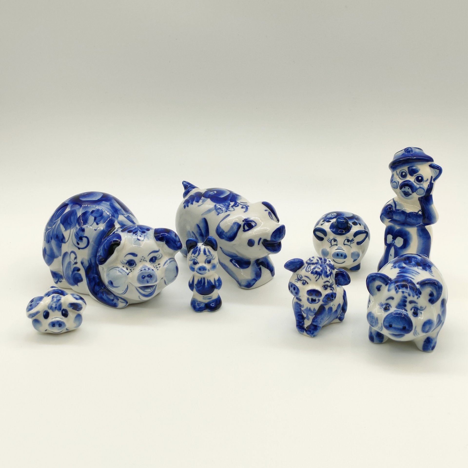 Набор из восьми статуэток "Хрюшки", Гжель, фарфор, роспись, Россия, 1980-2010 гг.