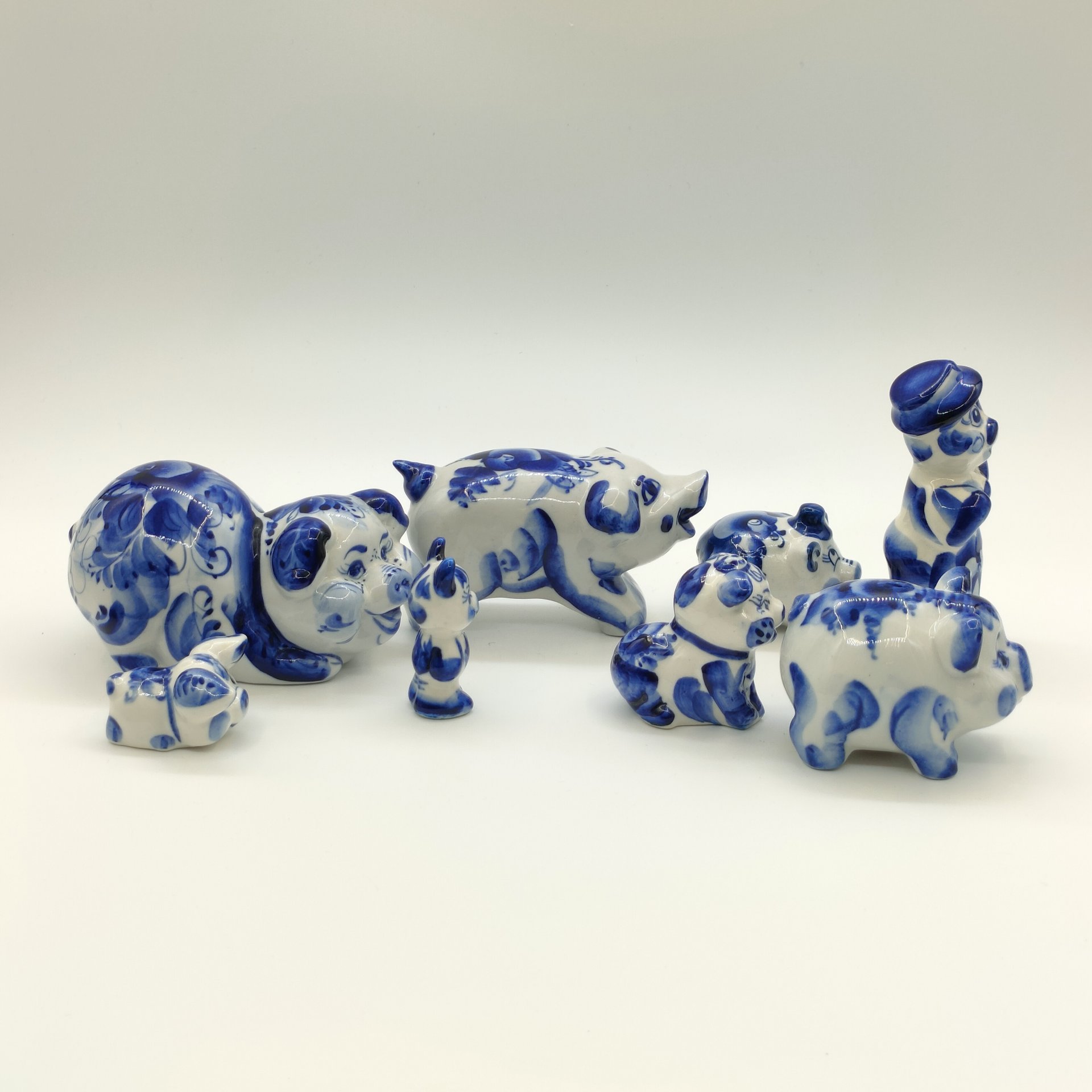 Набор из восьми статуэток "Хрюшки", Гжель, фарфор, роспись, Россия, 1980-2010 гг.