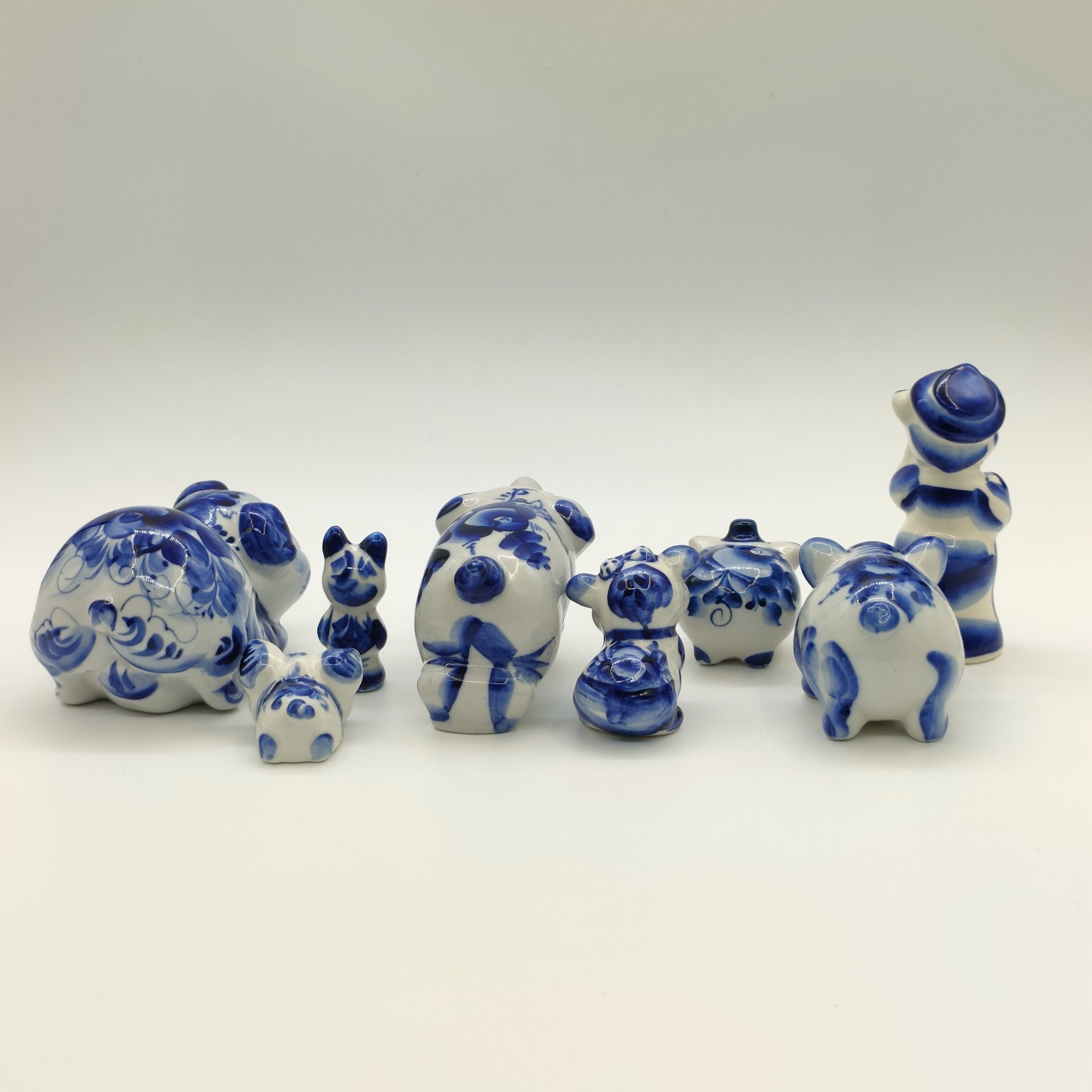 Набор из восьми статуэток "Хрюшки", Гжель, фарфор, роспись, Россия, 1980-2010 гг.