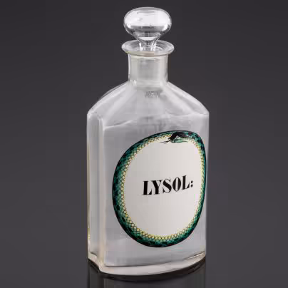 Бутылка (флакон) с этикеткой "Lysol" (дезинфицирующее средство лизол)