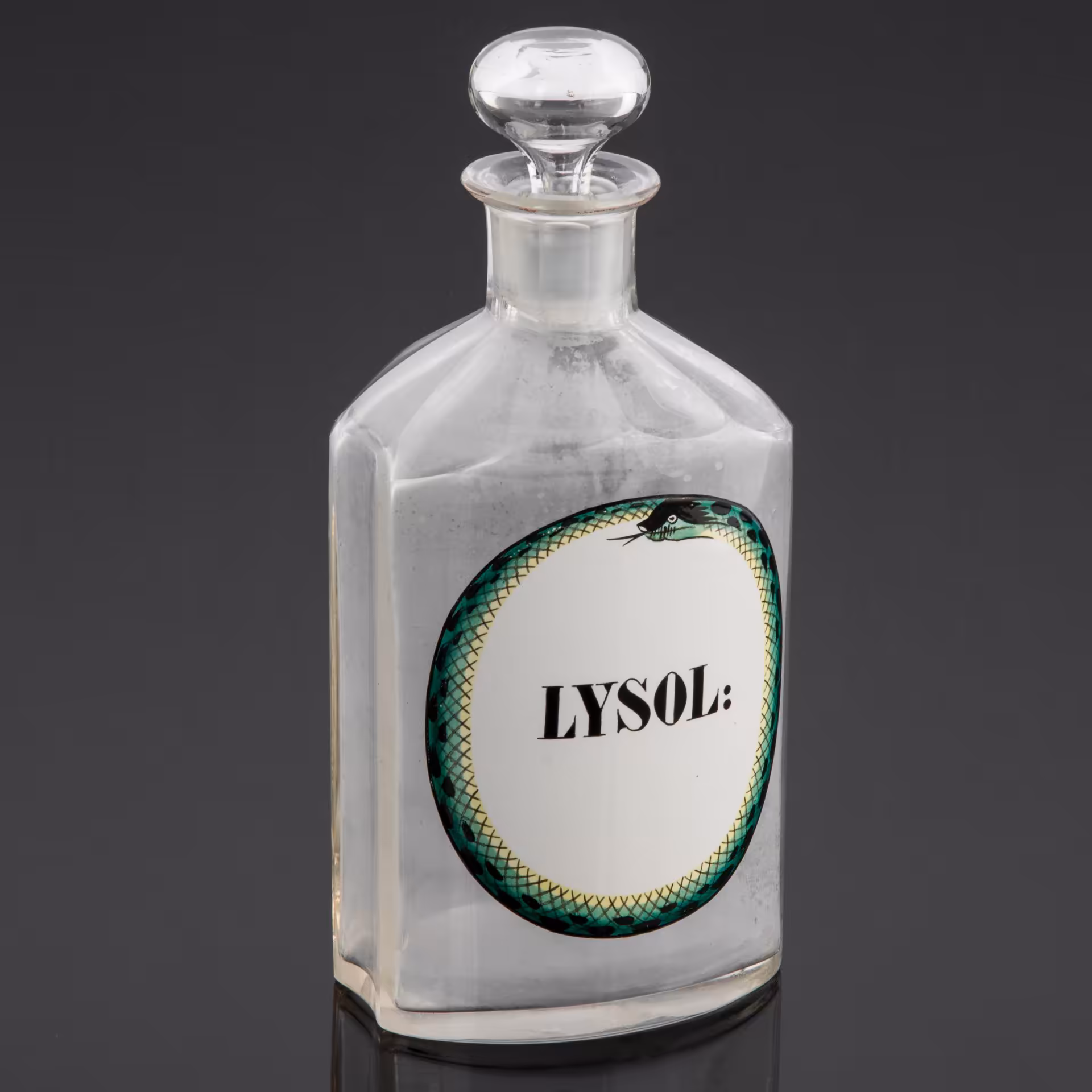 Бутылка (флакон) с этикеткой "Lysol" (дезинфицирующее средство лизол)