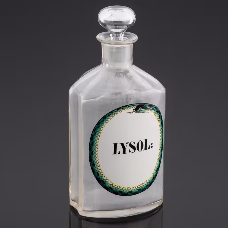 Бутылка (флакон) с этикеткой "Lysol" (дезинфицирующее средство лизол)