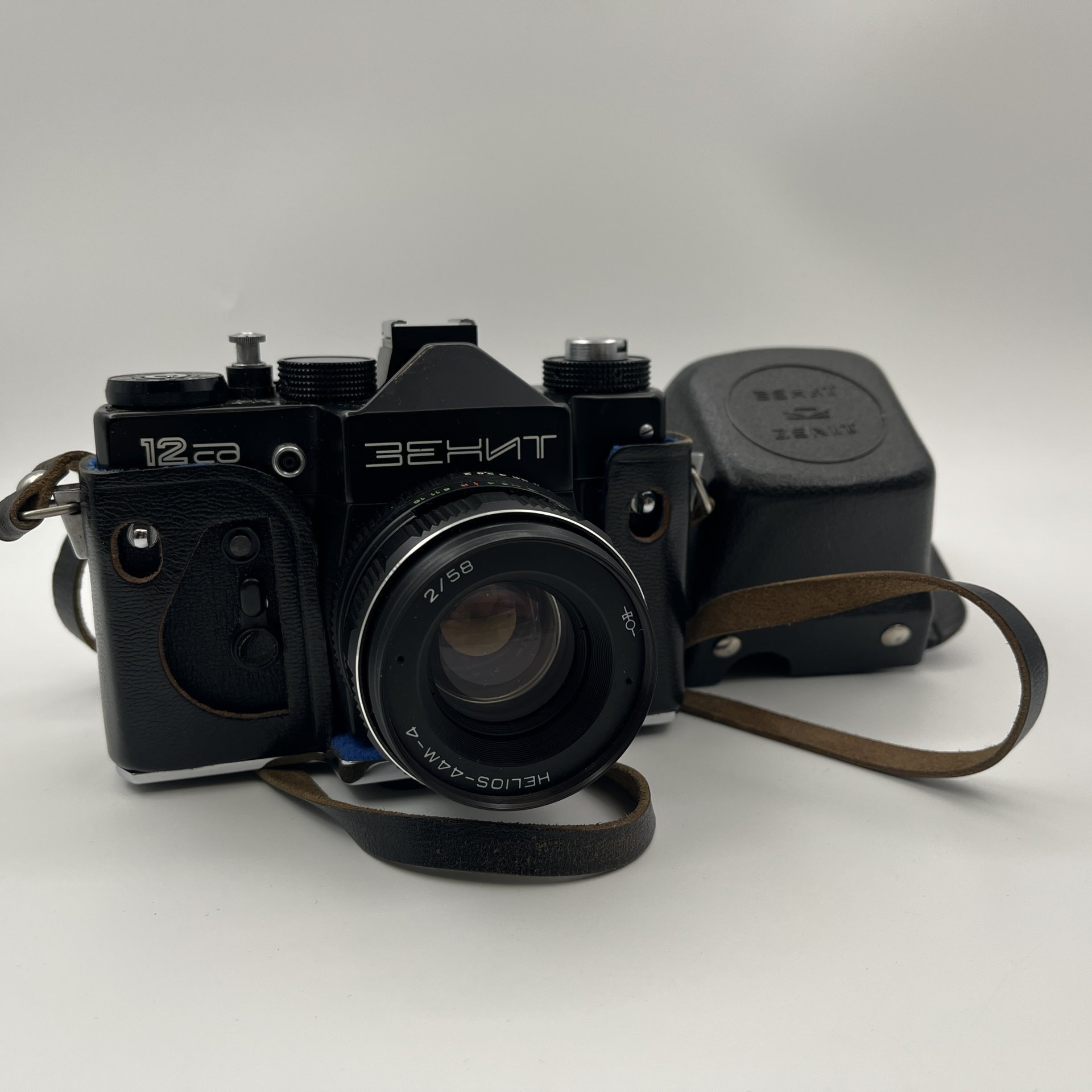 Фотоаппарат пленочный "Зенит-12 СД" с объективом "Гелиос-44М-4" в оригинальном кофре, металл, пластик, Красногорский механический завод (КМЗ), СССР, 1983-1990 гг.