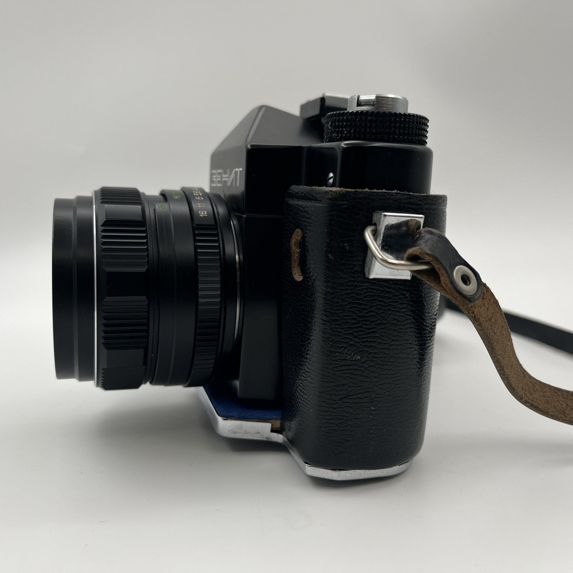 Фотоаппарат пленочный "Зенит-12 СД" с объективом "Гелиос-44М-4" в оригинальном кофре