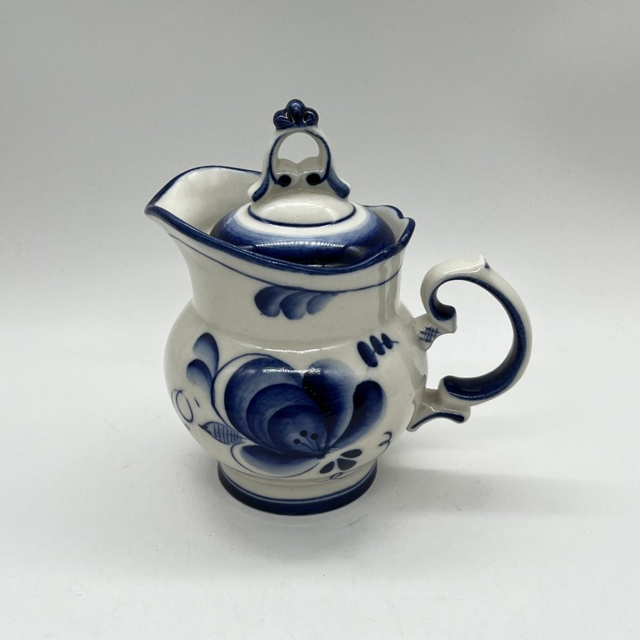 Молочник с крышкой с расписным цветочным декором, фарфор, роспись, Объединение «Гжель», СССР, 1973-1984 гг., Объединение «Гжель»