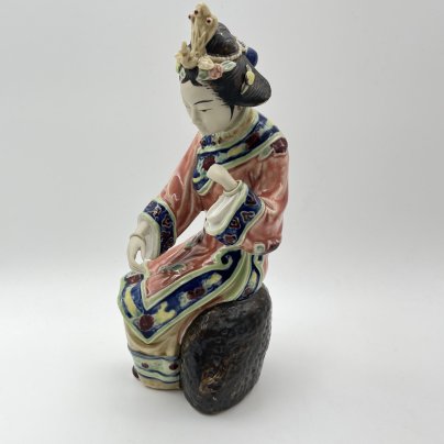 Статуэтка "Девушка, увлеченная традиционной игрой", Shiwan Wucai, керамика, глазурь, роспись, Китай, 1980-2000 гг.