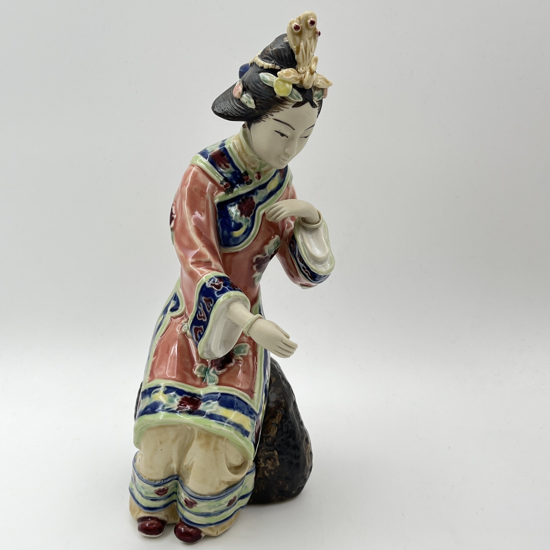 Статуэтка "Девушка, увлеченная традиционной игрой", Shiwan Wucai, керамика, глазурь, роспись, Китай, 1980-2000 гг.