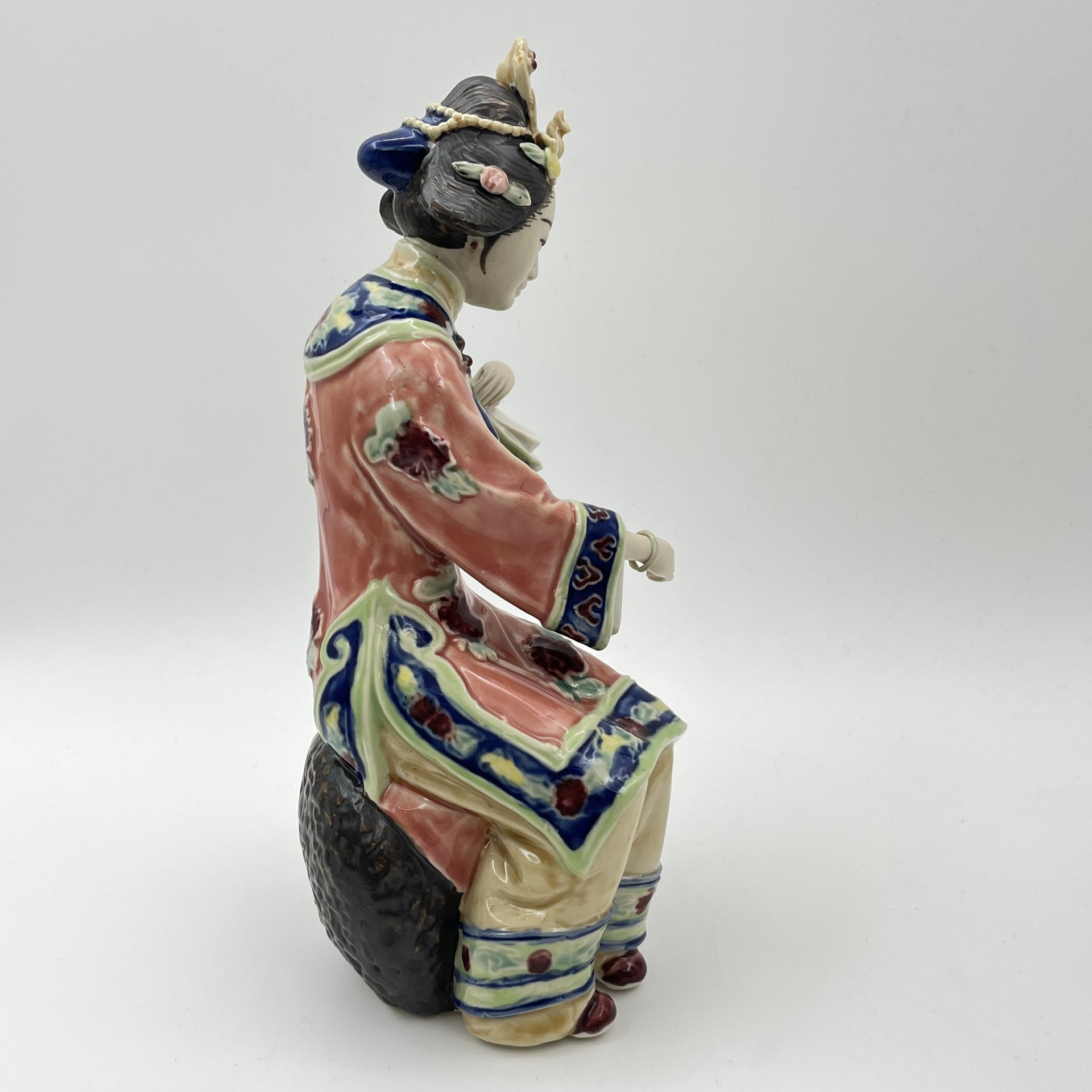 Статуэтка "Девушка, увлеченная традиционной игрой", Shiwan Wucai, керамика, глазурь, роспись, Китай, 1980-2000 гг.