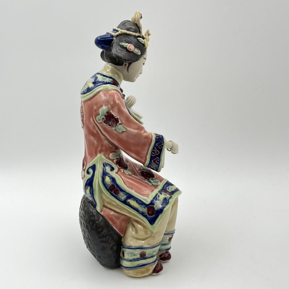 Статуэтка "Девушка, увлеченная традиционной игрой", Shiwan Wucai, керамика, глазурь, роспись, Китай, 1980-2000 гг.