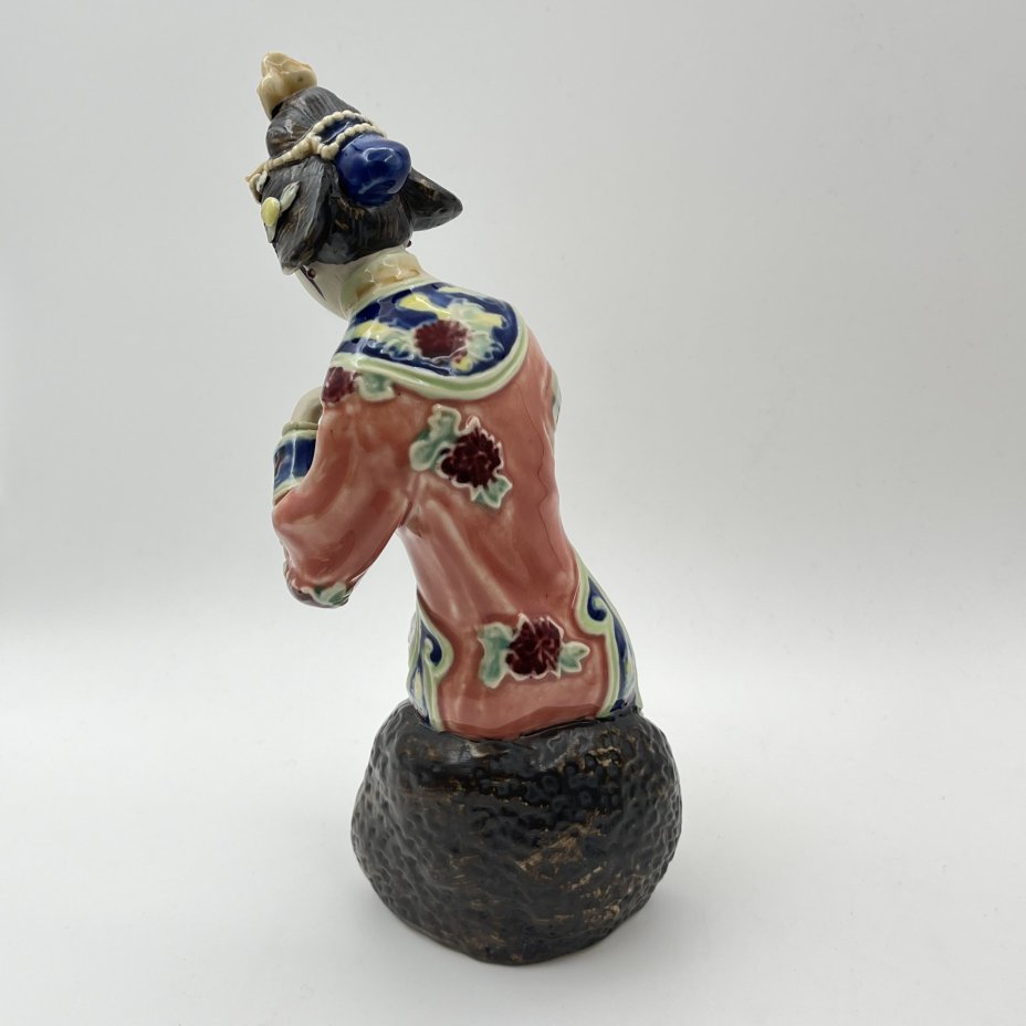 Статуэтка "Девушка, увлеченная традиционной игрой", Shiwan Wucai, керамика, глазурь, роспись, Китай, 1980-2000 гг.