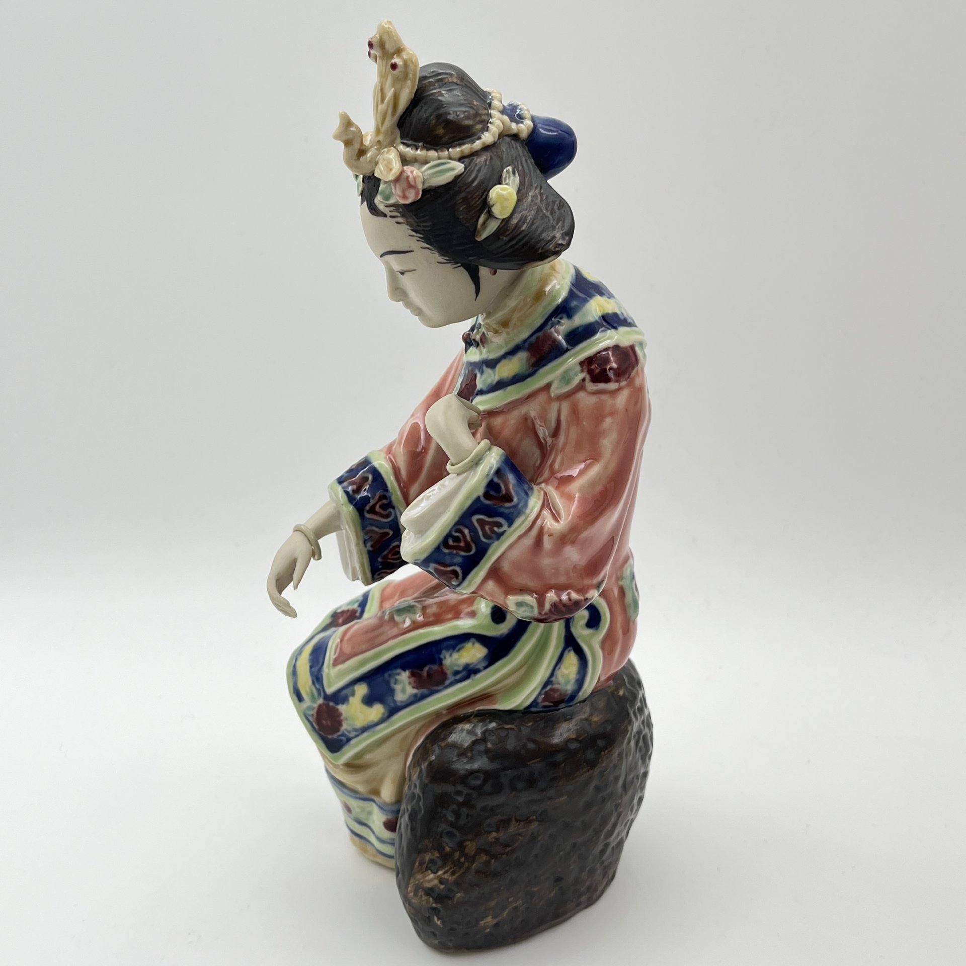 Статуэтка "Девушка, увлеченная традиционной игрой", Shiwan Wucai, керамика, глазурь, роспись, Китай, 1980-2000 гг.