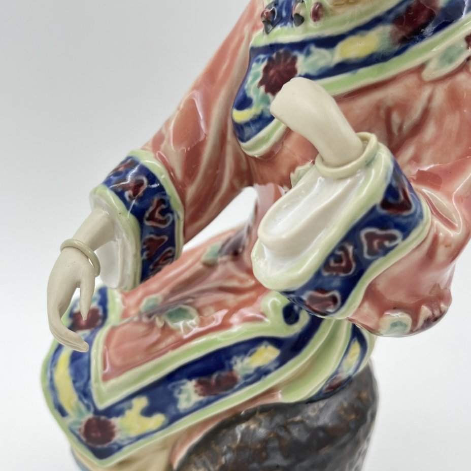 Статуэтка "Девушка, увлеченная традиционной игрой", Shiwan Wucai, керамика, глазурь, роспись, Китай, 1980-2000 гг.