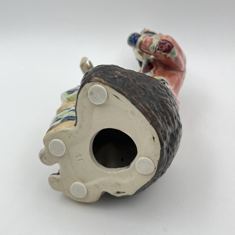 Статуэтка "Девушка, увлеченная традиционной игрой", Shiwan Wucai, керамика, глазурь, роспись, Китай, 1980-2000 гг.