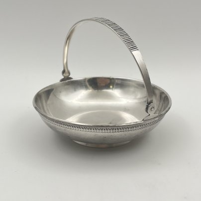 Орешница круглой формы с ручкой, мельхиор (медь-никель), Московский завод ювелирных и металлических изделий (МЮЗ), СССР, 1970-1980 гг.