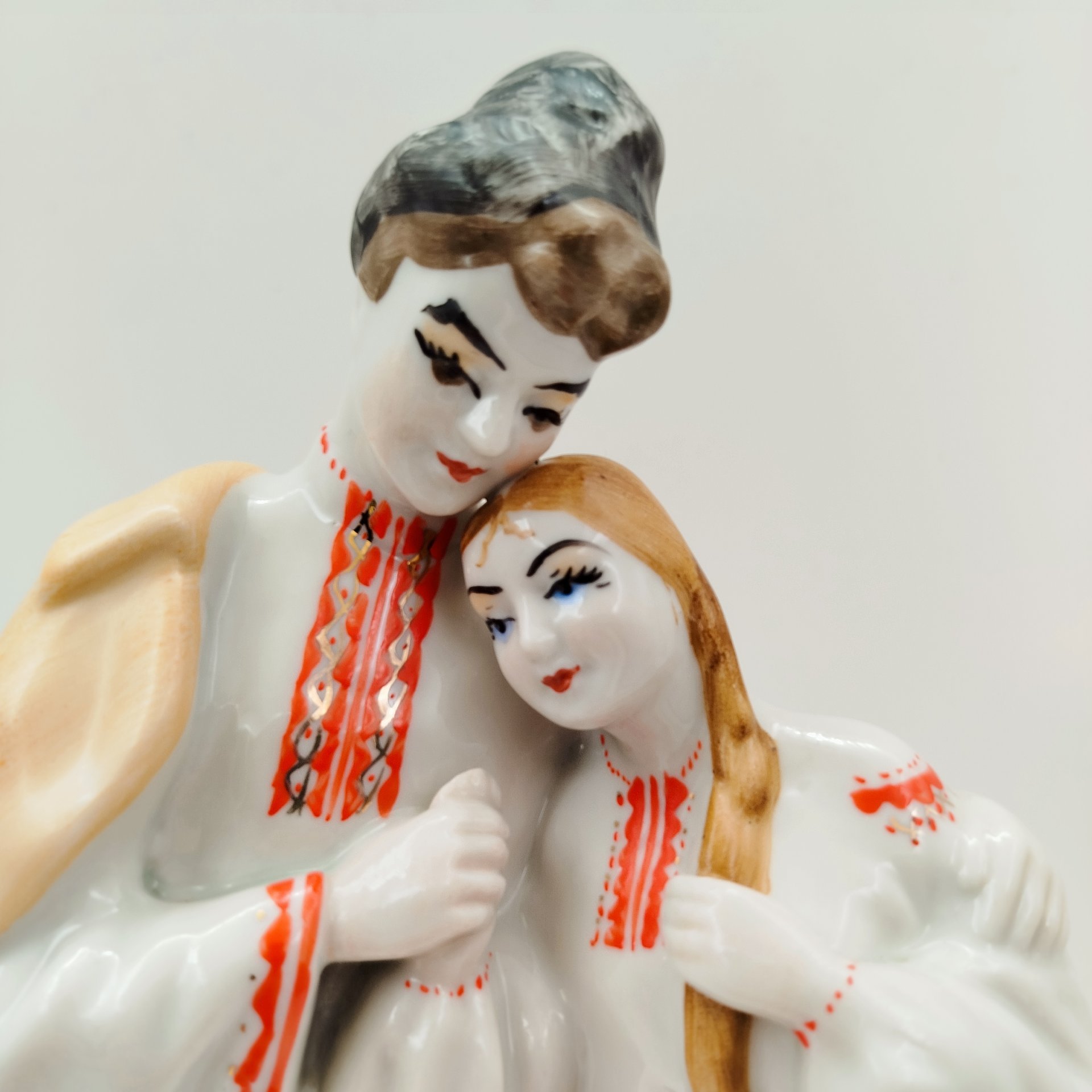 Статуэтка "Майская ночь", скульптор О.Л. Жникруп, фарфор, роспись, золочение, Полонский завод художественной керамики (Полонное ЗХК), СССР, 1956-1972 гг.