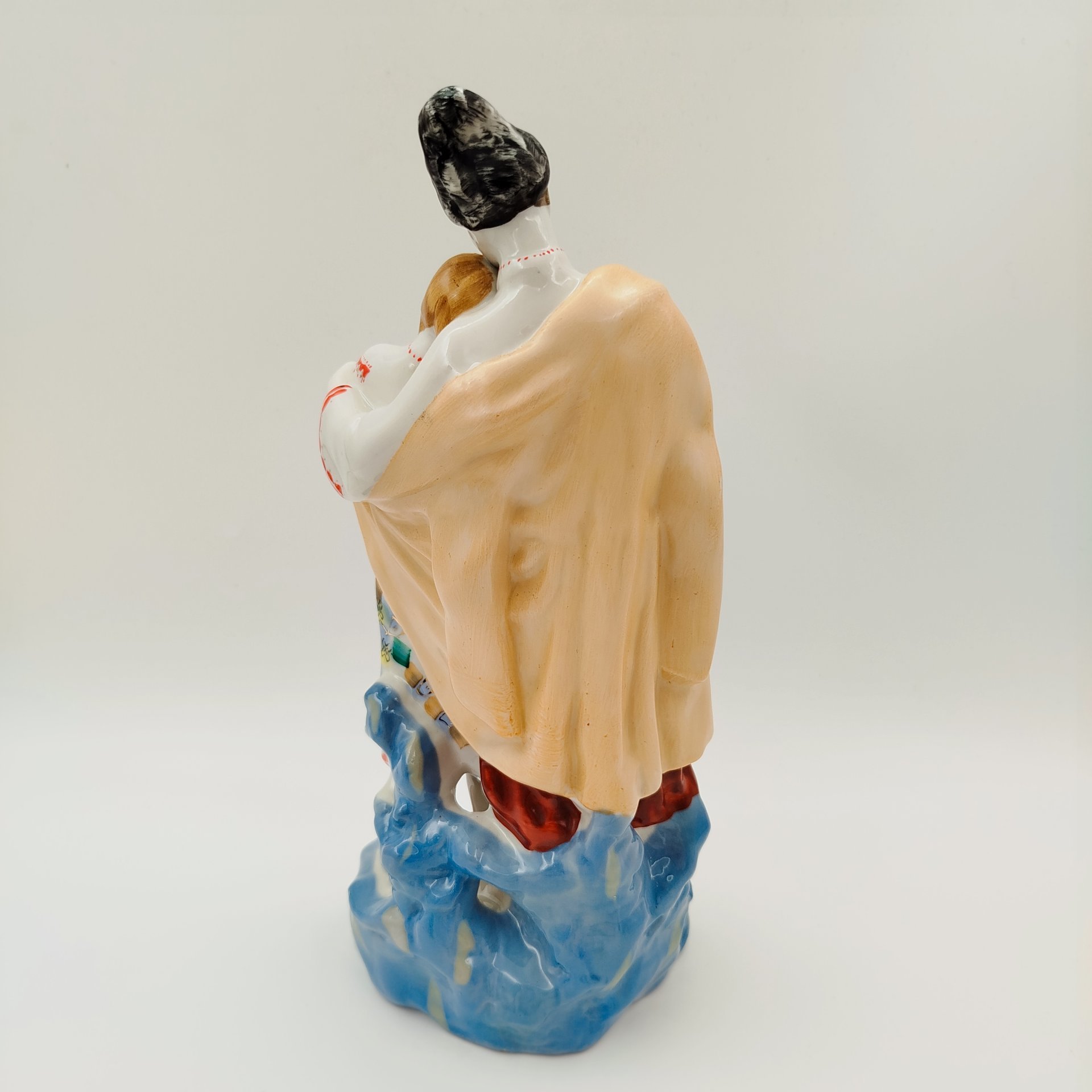 Статуэтка "Майская ночь", скульптор О.Л. Жникруп, фарфор, роспись, золочение, Полонский завод художественной керамики (Полонное ЗХК), СССР, 1956-1972 гг.