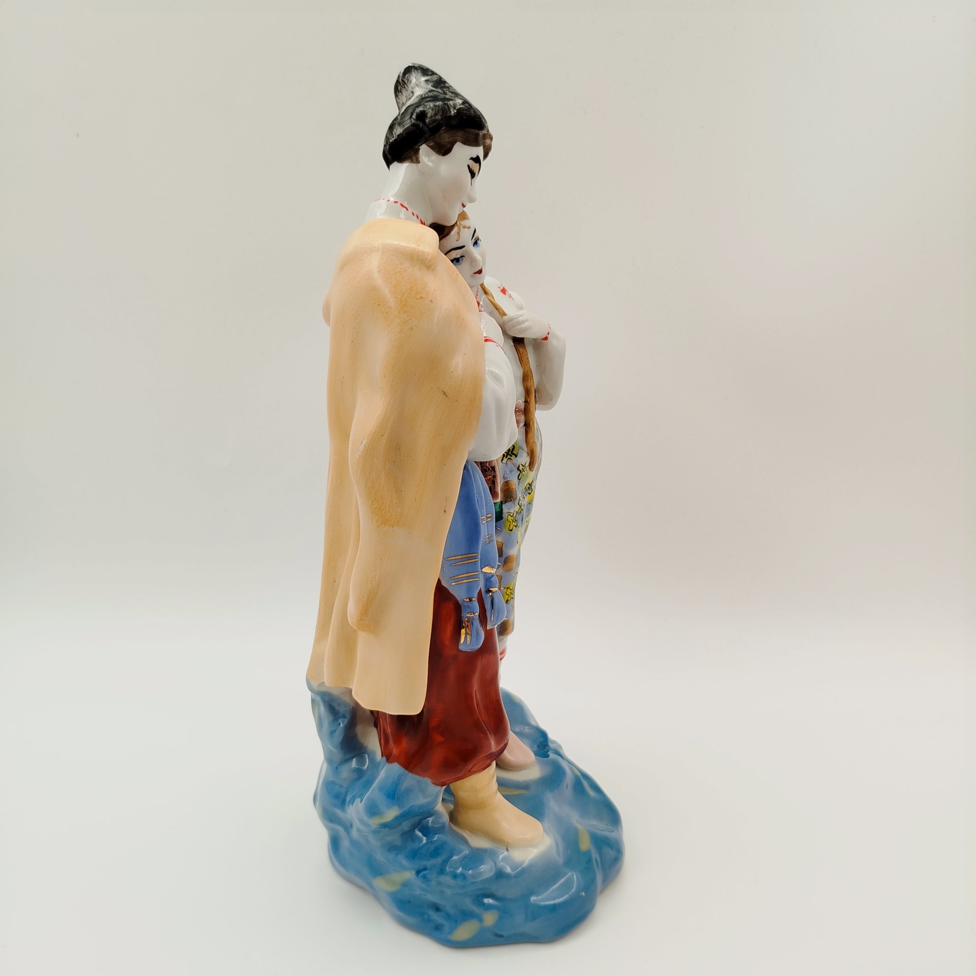 Статуэтка "Майская ночь", скульптор О.Л. Жникруп, фарфор, роспись, золочение, Полонский завод художественной керамики (Полонное ЗХК), СССР, 1956-1972 гг.