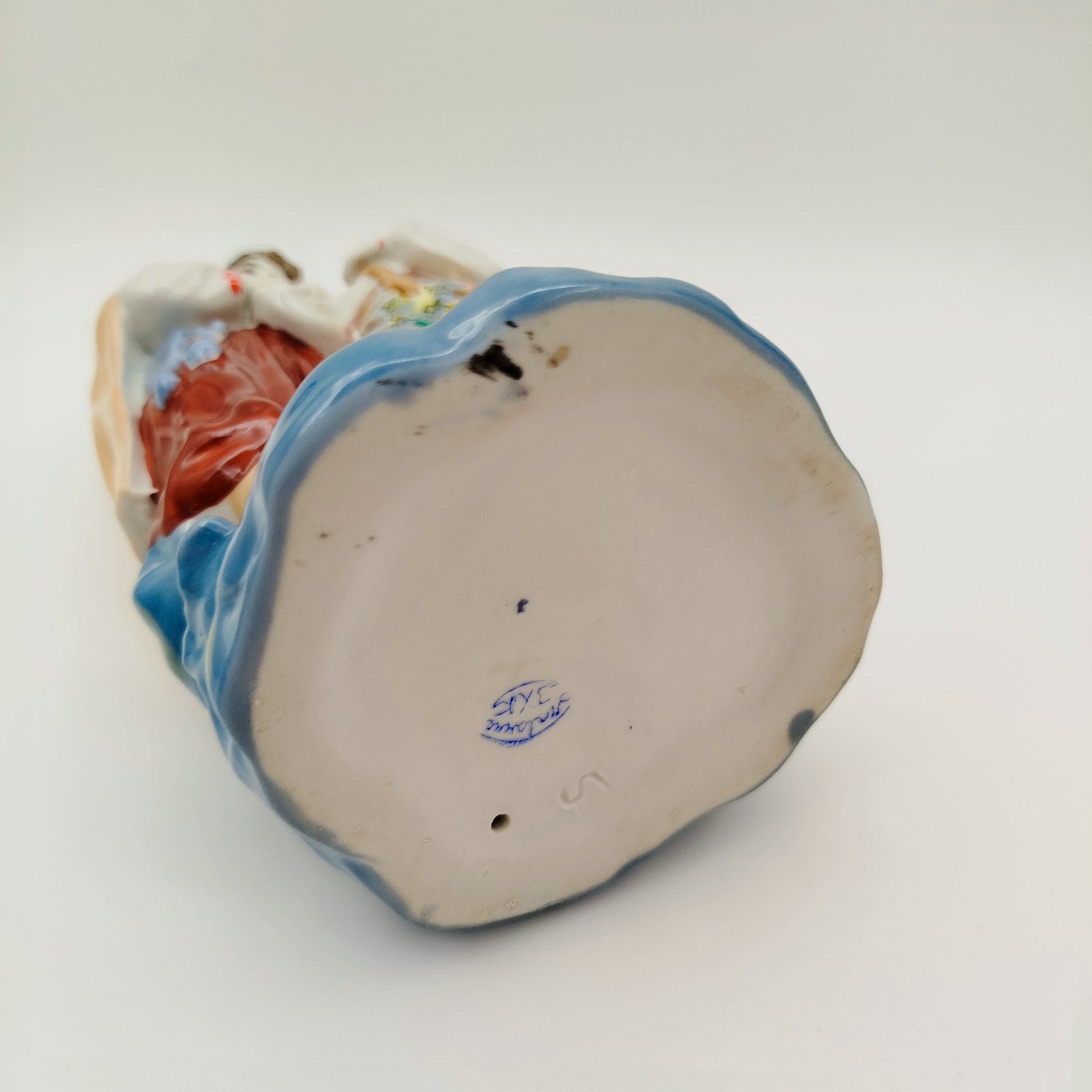 Статуэтка "Майская ночь", скульптор О.Л. Жникруп, фарфор, роспись, золочение, Полонский завод художественной керамики (Полонное ЗХК), СССР, 1956-1972 гг.