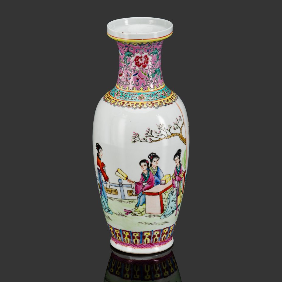 Ваза "Четыре красавицы в саду" с растительным орнаментом в стилистике эпохи Мин