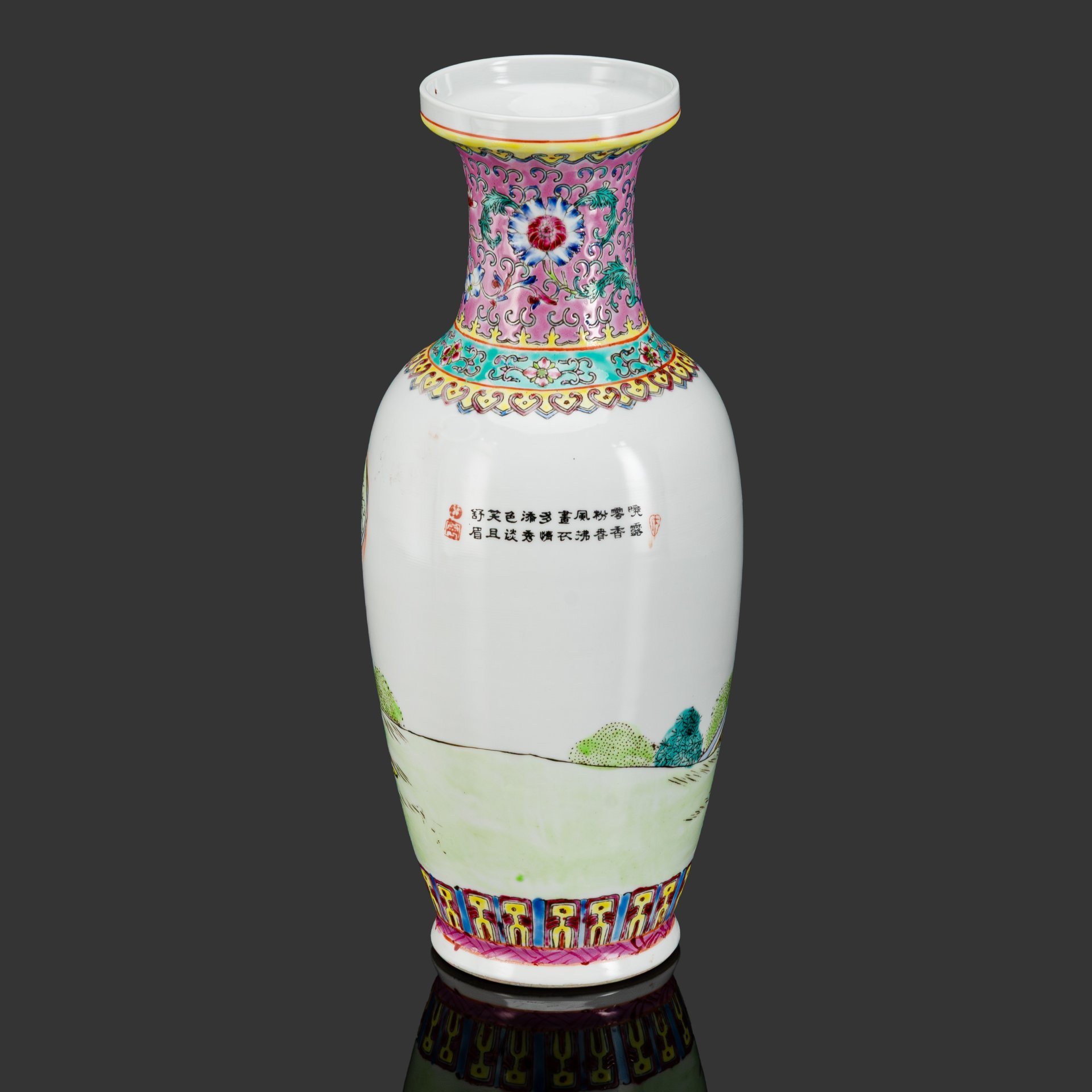 Ваза "Четыре красавицы в саду" с растительным орнаментом в стилистике эпохи Мин