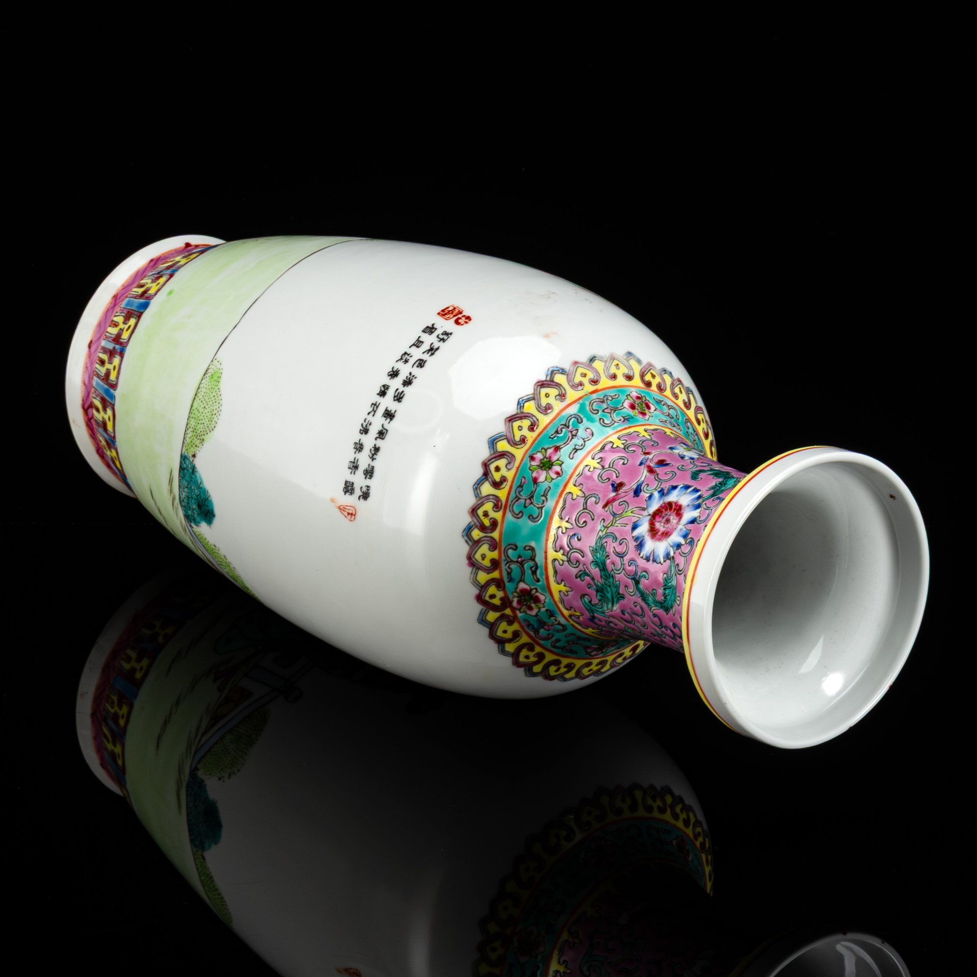 Ваза "Четыре красавицы в саду" с растительным орнаментом в стилистике эпохи Мин