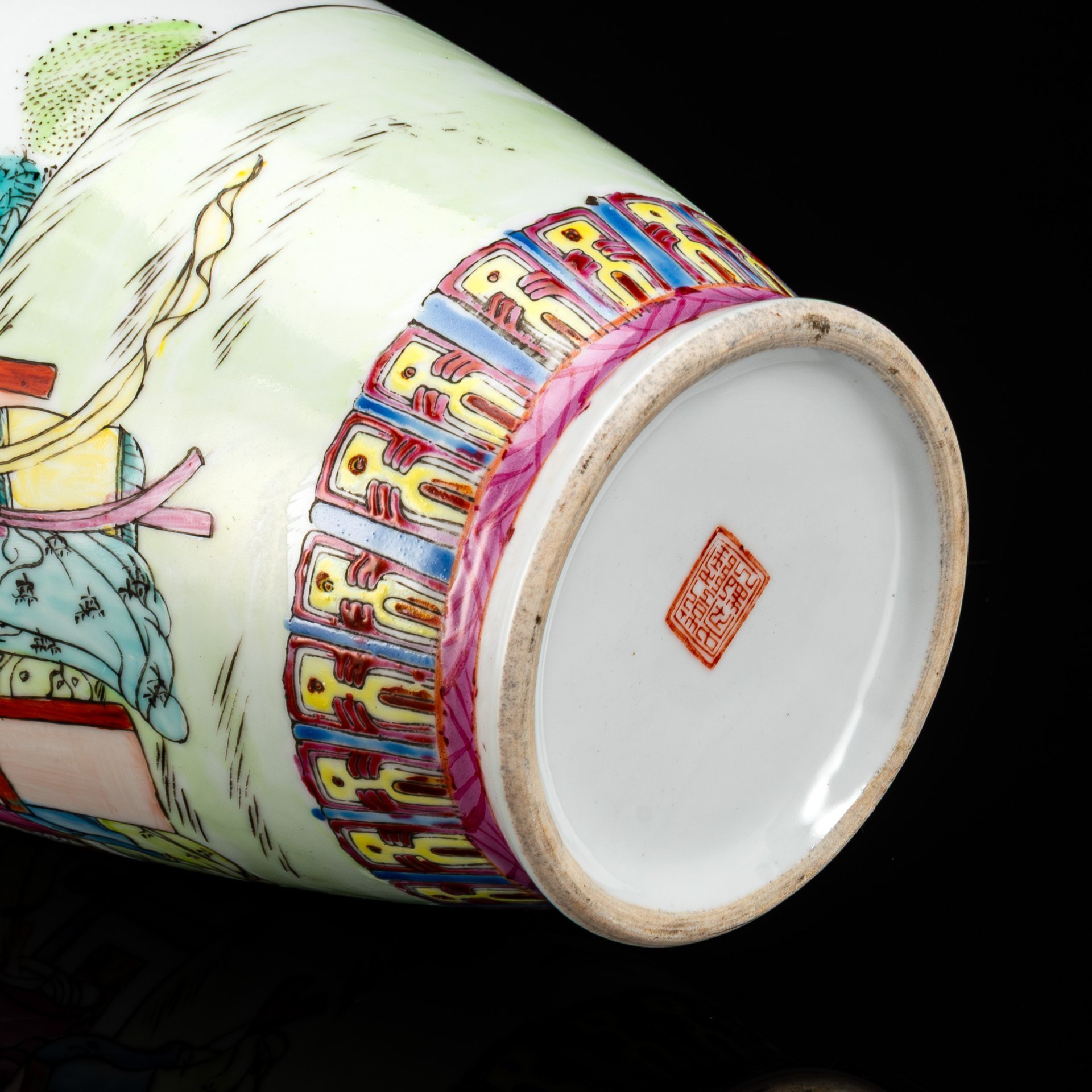 Ваза "Четыре красавицы в саду" с растительным орнаментом в стилистике эпохи Мин