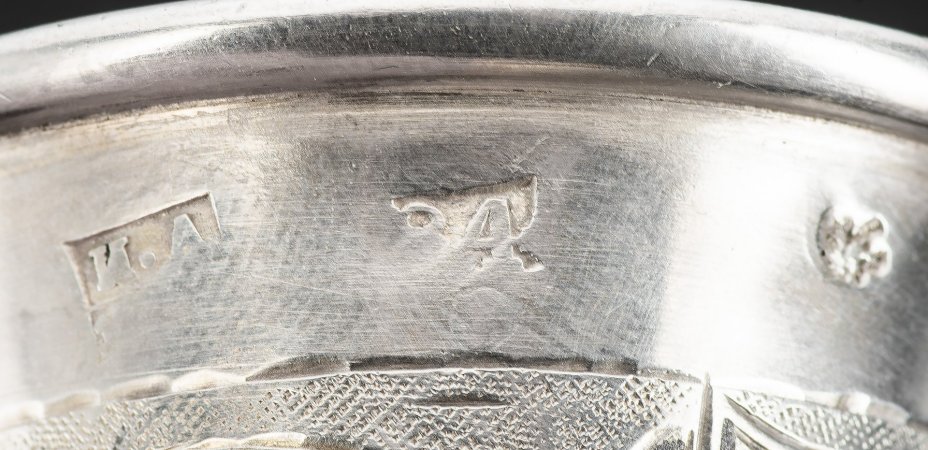 Рюмка с изображением городского пейзажа