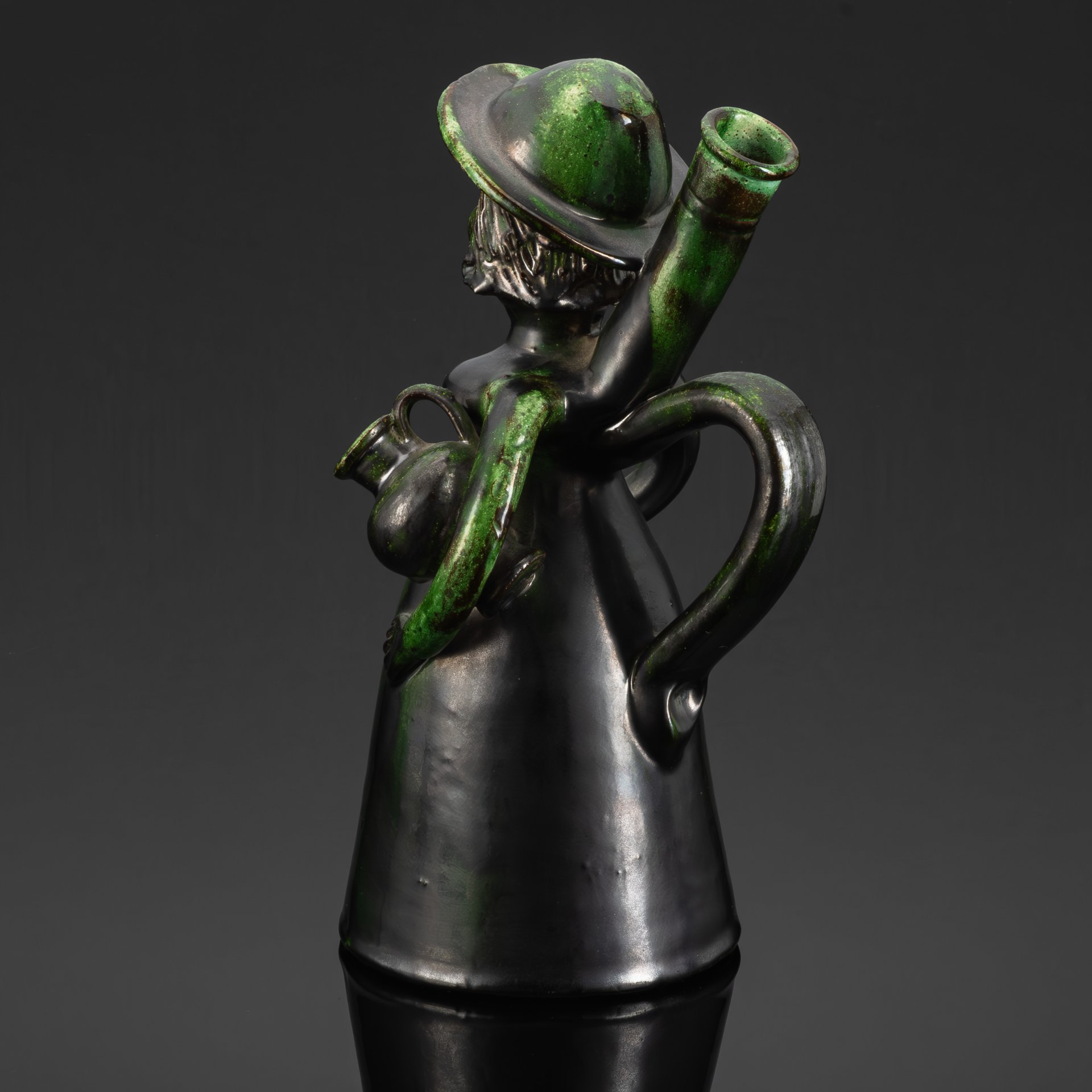 Бутылка (сосуд) "Девушка с кувшином", автор José Franco