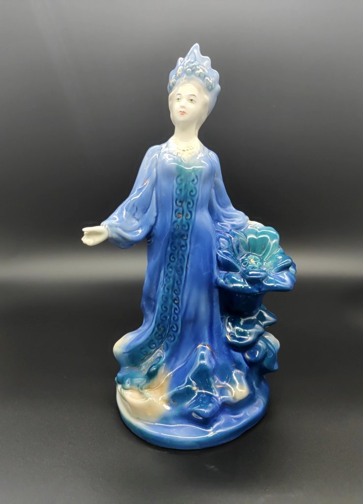 Статуэтка "Хозяйка медной горы", скульптор Л. Н. Шушканова, Турыгинский фарфоровый завод артели «Художественная керамика» (Гжель)