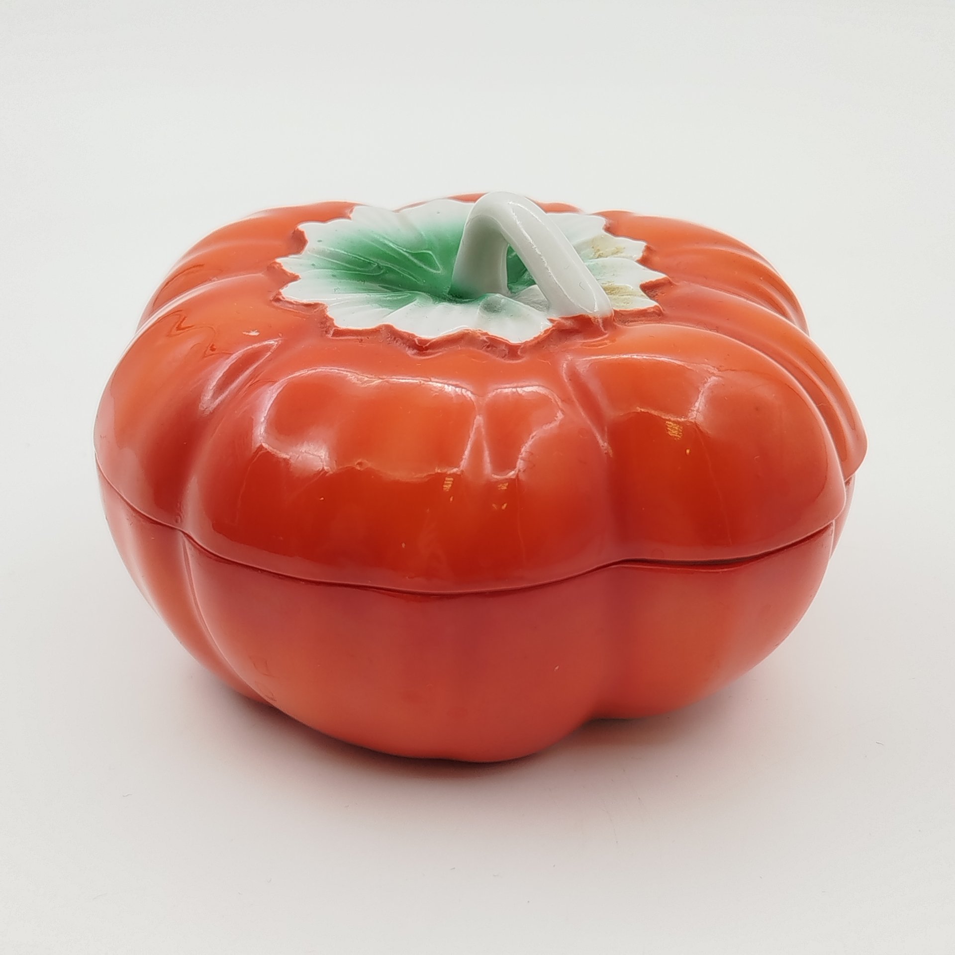 Маслёнка "Помидор", фарфор, крытьё, аэрография, Дмитровский фарфоровый завод (ДФЗ Вербилки), СССР, 1954-1965 гг.