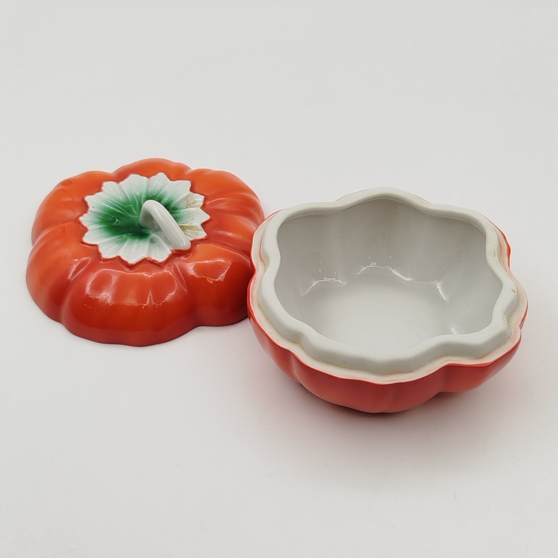 Маслёнка "Помидор", фарфор, крытьё, аэрография, Дмитровский фарфоровый завод (ДФЗ Вербилки), СССР, 1954-1965 гг.