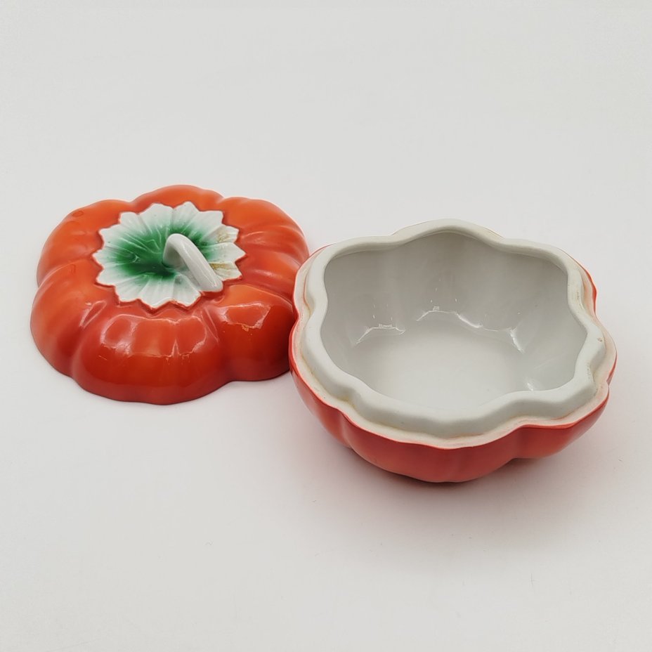 Маслёнка "Помидор", фарфор, крытьё, аэрография, Дмитровский фарфоровый завод (ДФЗ Вербилки), СССР, 1954-1965 гг.
