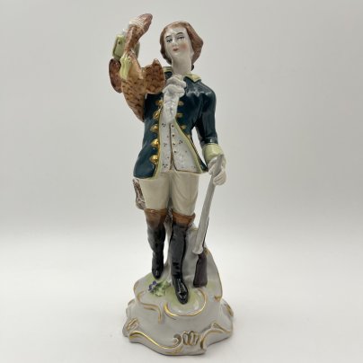 Статуэтка "Охотник с дичью", Мануфактура Scheibe-Alsbach, фарфор, роспись, золочение, Scheibe-Alsbach Porzellan, Германия, 1970-1990 гг.